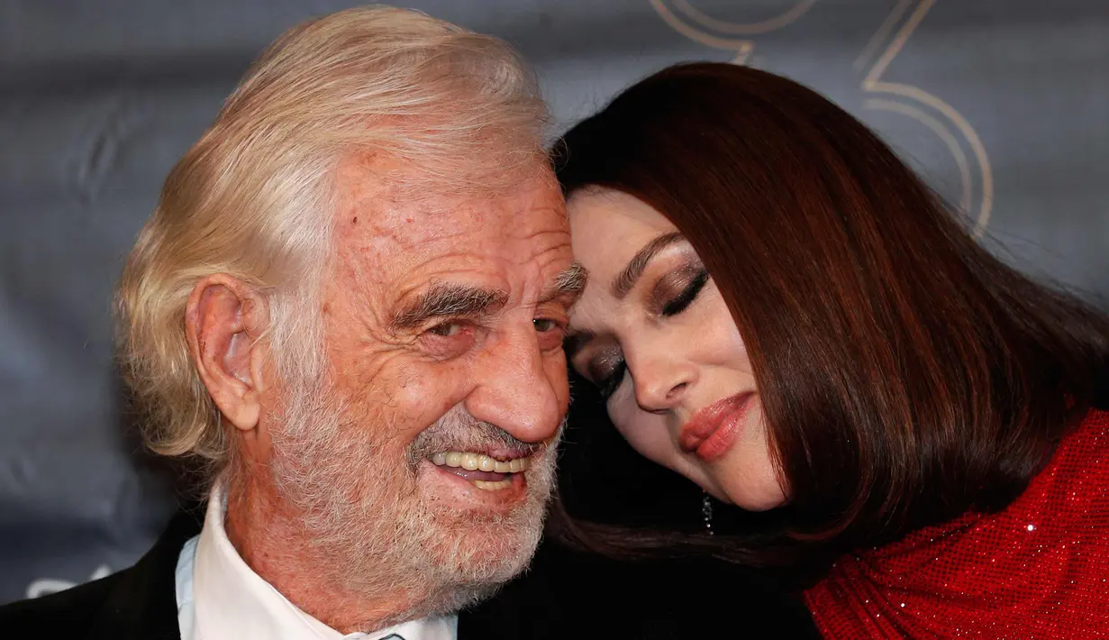 Aktris Monica Belluci berpose dengan aktor Prancis Jean Paul Belmondo saat menghadiri Lumieres Awards ke-23 di Institut du Monde Arabe" di Paris (5/2). 200 wartawan asing akan memilih film Prancis terbaik setiap tahun di Paris. (AP Photo / Francois Mori)
