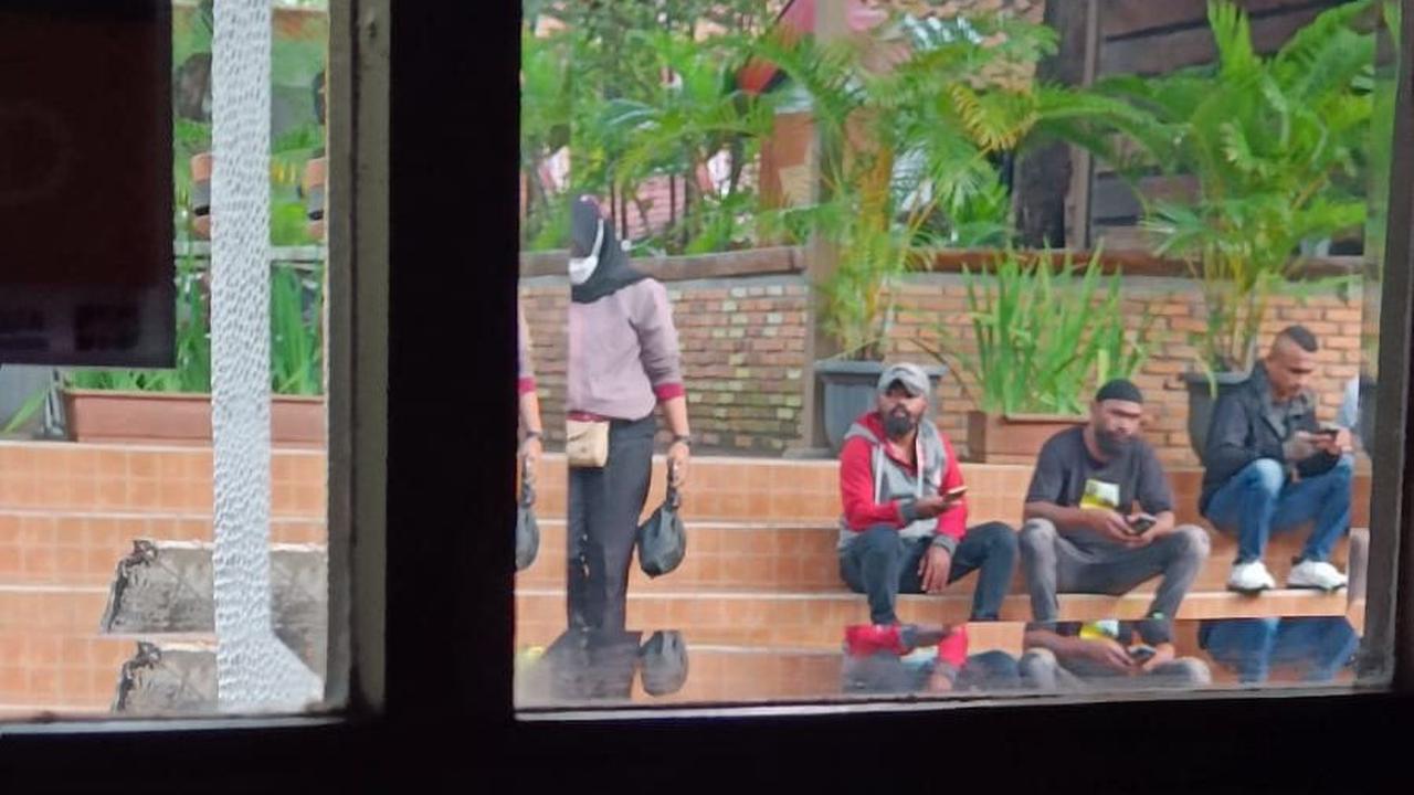 antauan merdeka.com sebanyak puluhan aparat kepolisian telah tiba di lokasi kericuhan sekitar pukul 15.12 Wib.