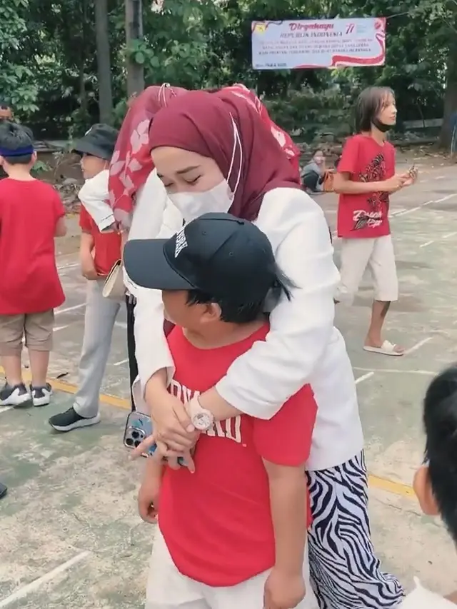 Ayus Sabyan dan Ririe Fairus sedang mengantar sambil menonton dan mendukung anak-anak mereka saat lomba 17 Agustus 2022 di HUT RI ke-77. (Instagram @ririe_fairus)