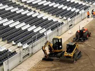 Para pekerja tampak tengah bekerja di lapangan Mbombela Stadium di Nelspruit, Afsel. Stadion Mbombela jadi salah satu dari 10 stadion yang akan dipakai di PD 2010. AFP PHOTO / STEPHANE DE SAKUTIN 