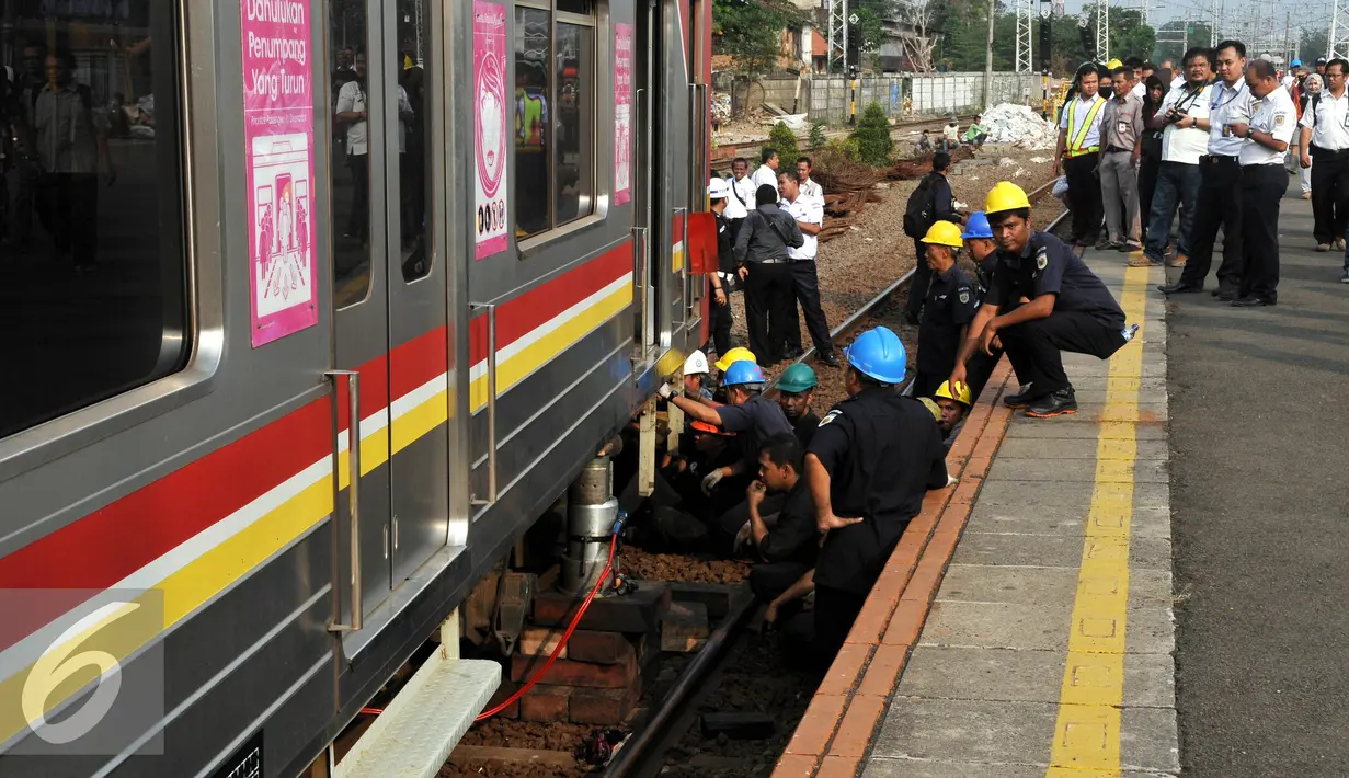 Suasana perbaikan gerbong kereta yang anjlok di Stasiun Manggarai, Jakarta, Rabu (19/8/2015). Akibat Anjloknya KRL jurusan Bekasi - Kota membuat penumpukan di Stasiun Manggarai. (Liputan6.com/Johan Tallo)