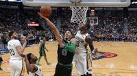 Forward Boston Celtics Jayson Tatum (tengah) dihalangi penggawa Cheick Diallo New Orleans Pelicans pada lanjutan NBA di Smoothie King Center, Minggu (18/3/2018) atau Senin (19/3/2018) WIB. (AP Photo/Gerald Herbert)