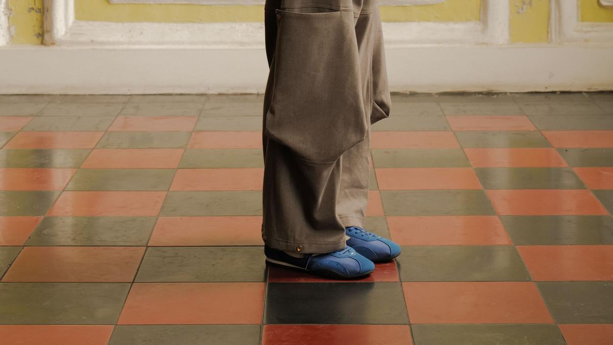 Compass Rilis Sepatu Terinspirasi Era 80an Berelemen Batik Kawung, Bobotnya Hanya 0,5 Kg