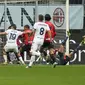 Malick Thiaw dari AC Milan mencetak gol bunuh diri melewati kipernya saat pertandingan sepak bola Serie A antara AC Milan dan Genoa, di stadion San Siro di Milan, Italia, Minggu, 5 Mei 2024. (AP Photo/Luca Bruno)