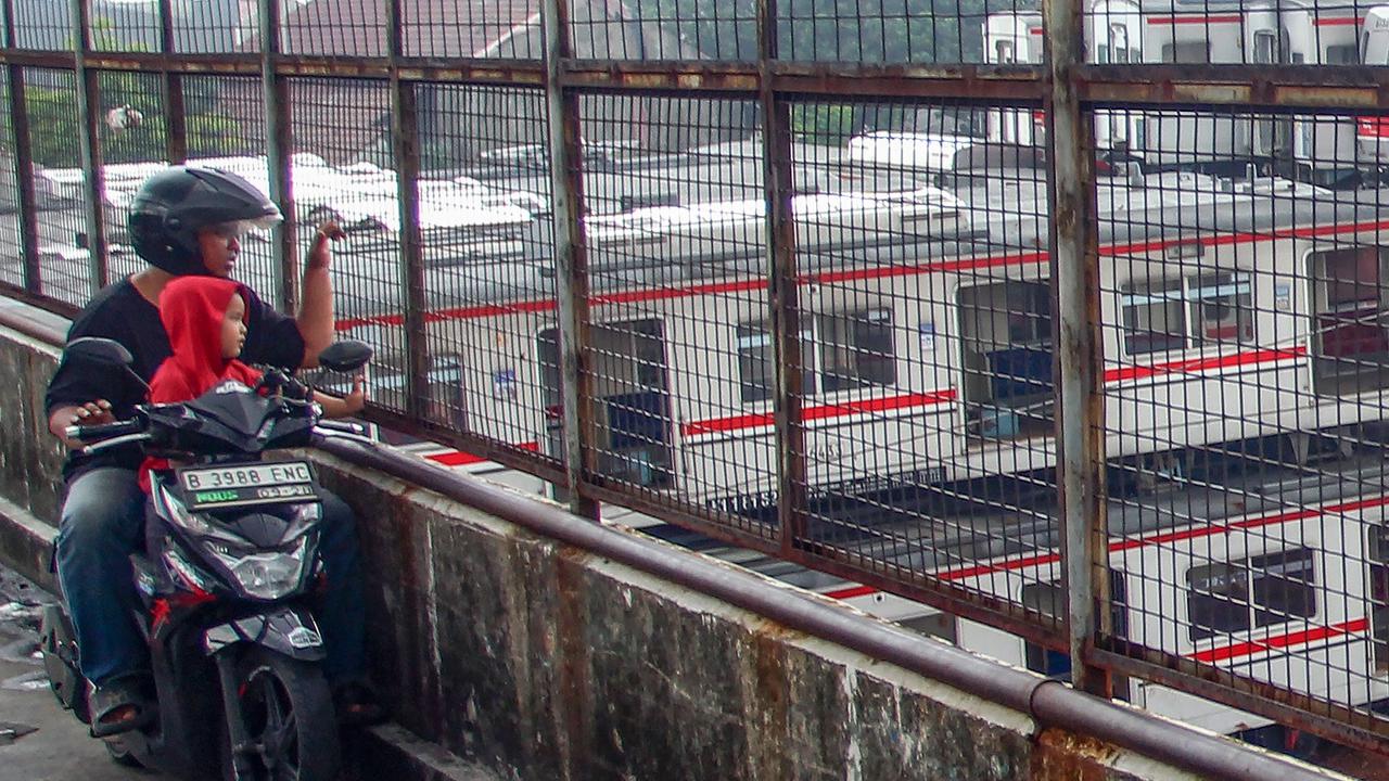 FOTO: Gerbong KRL Tak Terpakai Bertumpuk di Depok Picu Rasa Penasaran Warga