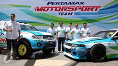Pereli, Rifat Sungkar berfoto bersama tim Pertamax Motorsport usai peluncuran di Jakarta, Kamis (14/4/2016). Pertamina meluncurkan Pertamax Motorsport Program untuk tiga cabang olahraga otomotif di Indonesia. (Liputan6.com/Helmi Fithriansyah)