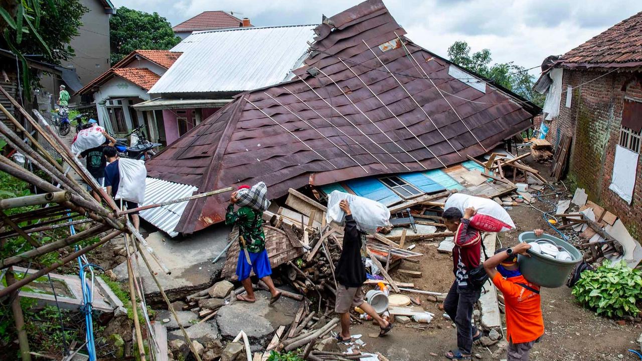 FOTO: Ribuan Warga Padasari Mengungsi Akibat Tanah Bergerak
