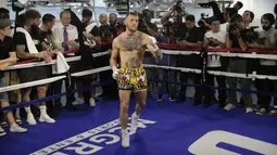 Petarung MMA, Conor McGregor, melakukan latihan terbuka di hadapan media di Las Vegas, Jumat (11/8/2017). McGregor akan bertanding melawan petinju Floyd Mayweather Jr pada  26 Agustus mendatang. (AP/John Locher)