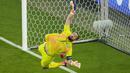 Kiper Timnas Italia, Gianluigi Donnarumma melakukan penyelamatan atas tendangan gelandang Timnas Spanyol, Fabian Ruiz pada laga matchday kedua Grup B Euro 2024 di Arena Aufschalke, Gelsenkirchen, Jerman, Kamis (20/6/2024). (AP Photo/Andreea Alexandru)