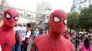 Dua orang dengan kostum Spiderman menunggu warga untuk berswafoto di CFD Jalan MH Thamrin, Jakarta, Minggu (6/8). Kehadiran para Spiderman membuat heboh warga. (Liputan6.com/Fery Pradolo)