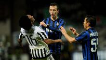Pemain Inter Milan, Ivan Perisic (tengah) terlibat kontak fisik dengan pemain Juventus, Juan Cuadrado (kiri) pada laga semi-final Piala Italia di Stadion Giuseppe Meazza, Milan, Italy, Kamis (3/3/2016) dini hari WIB. (EPA/Daniele Mascolo)