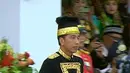 Jokowi dan Iriana mengenakan atasan dari bahan beludur berwarna hitam, dengan bordir benang emas di bagian depan untuk menambahkan kesan mewah. Jokowi memadukan penampilannya kain batik dan celana panjang. [Foto: YouTube Sekretariat Presiden]