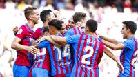 Para pemain Barcelona merayakan gol ke gawang Levante pada lanjutan Liga Spanyol 2021/2022, Minggu (26/9/2021) WIB. (AP Photo/Joan Monfort)