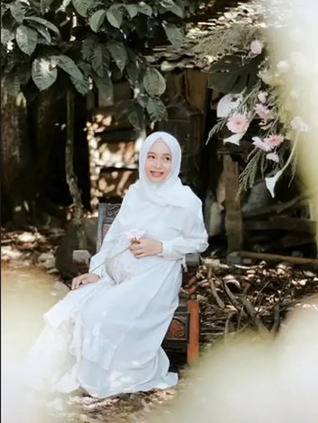 Wanita Ini Lakukan Maternity Shoot di Kandang Ayam, 6 Hasil Fotonya Bikin Takjub