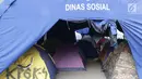 Tenda pencari suaka didirikan di dalam tenda bantuan dinas sosial di halaman bekas Markas Kodim di kawasan Kalideres, Jakarta, Selasa (16/7/2019). Sebelumnya, para pencari suaka dari berbagai negara berkonfilk ini tinggal di trotoar dan pinggir jalan Kebon Sirih. (Liputan6.com/Helmi Fithriansyah)