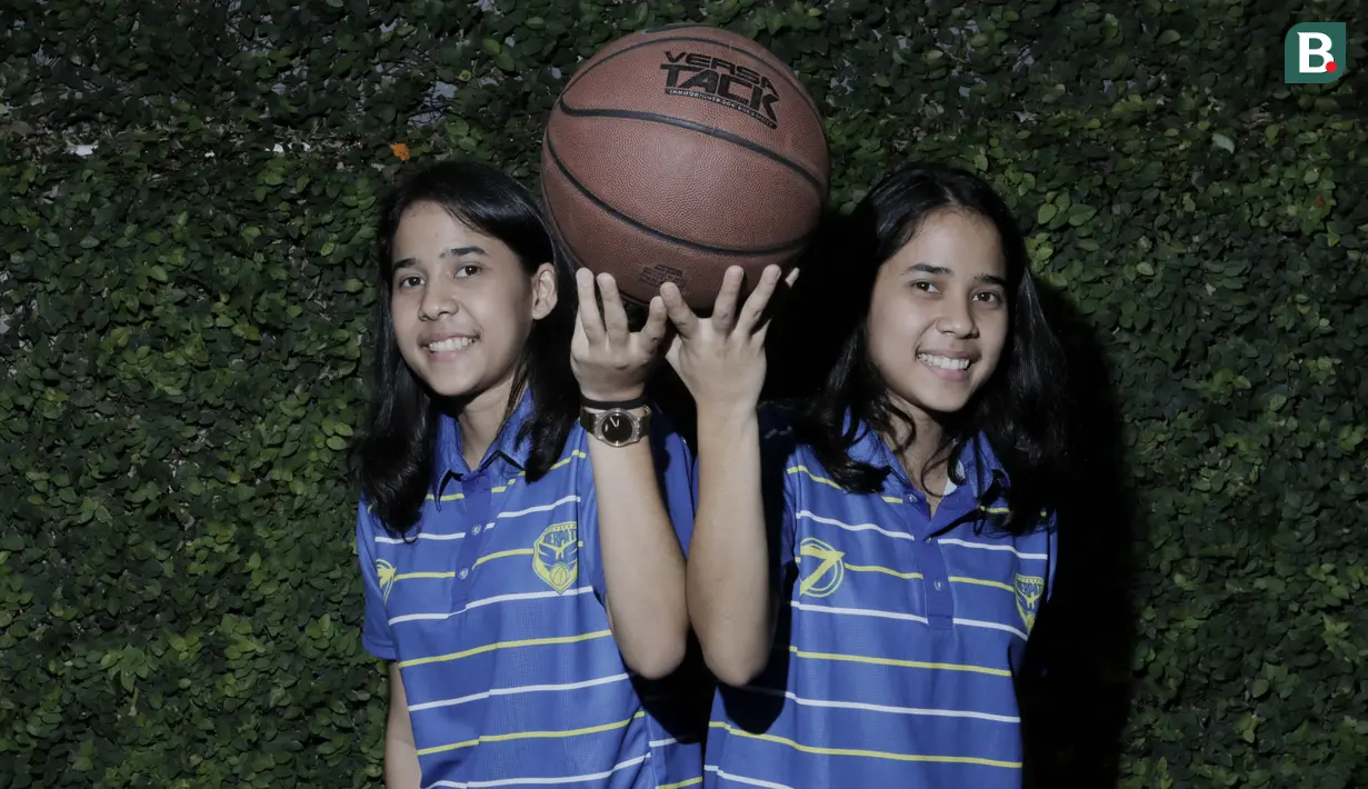 Pebasket Merpati Bali, Tania Rasidi dan Lamia Rasidi, berpose saat berkunjung ke kantor Bola.com, Jakarta, Jumat (16/3/2018). Duet kembar ini siap membawa Merpati Bali juara Srikandi Cup 2017/2018. (Bola.com/M Iqbal Ichsan)