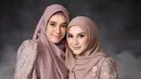 <p>Duo aktris cantik Dhini Aminarti dan Irish Bella dampingi Clara Shinta memasuki kehidupan pernikahan. Keduanya dipilih menjadi bridesmaid dengan makeup soft glam yang beda gaya [@aldiphotoofficial]</p>