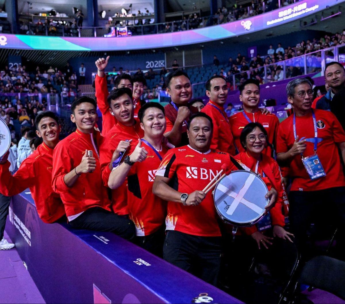 Tim bulutangkis putra Indonesia merayakan keberhasilannya usai meraih kemenangan 3-0 atas Chinese Taipei pada laga semifinal Piala Thomas 2024 di Hi Tech Zone Sports Centre, Chengdu, China, Sabtu (4/5/2024). Foto: WANG Zhao / AFP