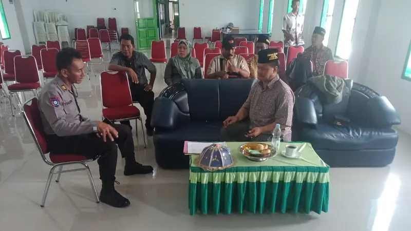 Paruru Daeng Tau, pria yang mengaku nabi terakhir di Tana Toraja saat dimintai keterangan oleh pihak Kepolisian (Fauzan/Liputan6.com)