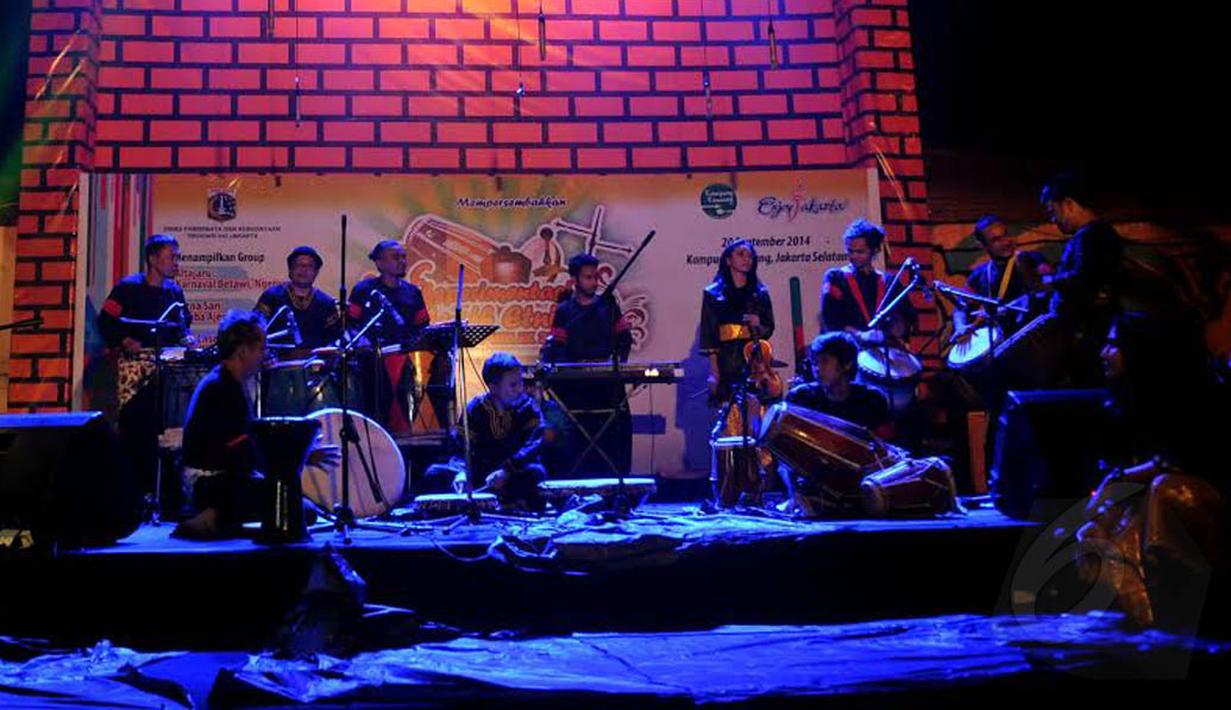Pementasan yang diadakan di Kampung Kemang ini mengenalkan musik etnik Betawi yang dipadukan dengan musik modern (Liputan6.com/Johan Tallo) 