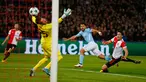 Pemain Manchester City, Sergio Aguero menendang bola melewati kiper Feyenoord untuk mencetal gol dalam laga perdana babak penyisihan Grup F Liga Champions di De Kuip, Rabu (13/9). Manchester City menaklukkan Feyenoord 4-0. (AP Photo/Peter Dejong)