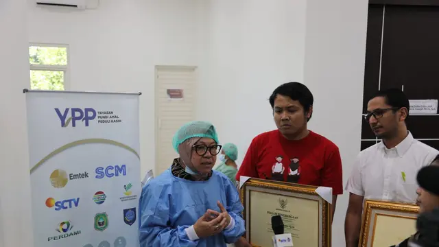 Menteri Sosial Tri Rismaharini menyapa warga penerima layanan operasi katarak di Ternate.