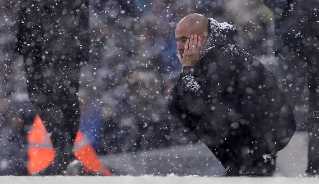 Pelatih Manchester City, Pep Guardiola saat menyaksikan pemainnya bertanding melawan West Ham United pada pertandingan lanjutan Liga Inggris di stadion Etihad, Inggris, Minggu (28/11/2021). City menang tipis atas West Ham 2-1. (AP Photo/Scott Heppell)