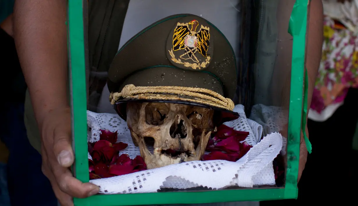 Sebuah tengkorak mengenkan topi tentara saat Festival Natitas di La Paz, Bolivia (8/11). Ritual ini digelar seminggu setelah Hari Mati di Bolivia. (AP Photo/Juan Karita)