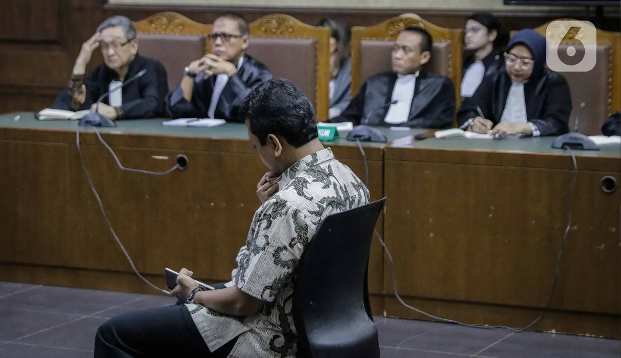 Terdakwa kasus suap jual beli jabatan di lingkungan Kemenag Romahurmuziy menjalani sidang vonis di Pengadilan Tipikor Jakarta, Senin (20/1/2020). Mantan Ketum PPP itu divonis pidana penjara selama dua tahun dan denda Rp100 juta subsider tiga bulan kurungan. (Liputan6.com/Faizal Fanani)