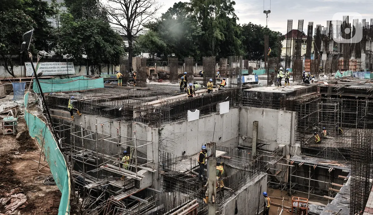 Suasana proyek revitalisasi Taman Ismail Marzuki (TIM) Tahap I, Jakarta, Rabu (6/1/2021). Proyek revitalisasi TIM Tahap I tersebut ditargetkan rampung pada pertengahan tahun 2021. (merdeka.cim/Iqbal S. Nugroho)