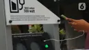 Warga mengisi ulang daya ponsel pada stasiun Pengisian Listrik Bertenaga Surya atau Solar Charging Station di kawasan Transit Oriented Development (TOD) I Dukuh Atas, Jakarta, Rabu (10/11/2022). Penyediaan charging station merupakan salah satu bentuk inovasi untuk Jakarta dalam memperkuat ekosistem publik dan area kawasan berorientasi transit yang ramah lingkungan. (Liputan6.com/Johan Tallo)