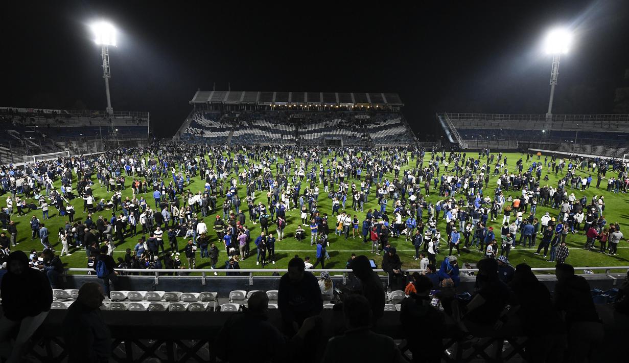 Menurut laporan dari TyC Sports, ada banyak penonton yang datang ke Stadion Juan Carmelo Zerillo untuk menyaksikan pertandingan. Lantaran kondisi di dalam stadion sudah penuh, pintu stadion ditutup lebih cepat dari waktu seharusnya. (AP Photo/Gustavo Garello)