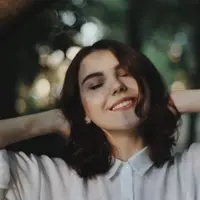 Ilustrasi Rambut Shaggy vs Layer (Photo by Oleg Ivanov on Unsplash)