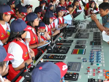 Citizen6, Jakarta: Bobo Young Journalist mengikuti  Pelatihan Jurnalistik dan Fotografi di Kapal Perang, KRI Banda Aceh - 593 di Dermaga Kolinlamil, Tanjung Priok, Jakarta, Selasa (26/6). (Pengirim: Kadispen Kolinlamil).