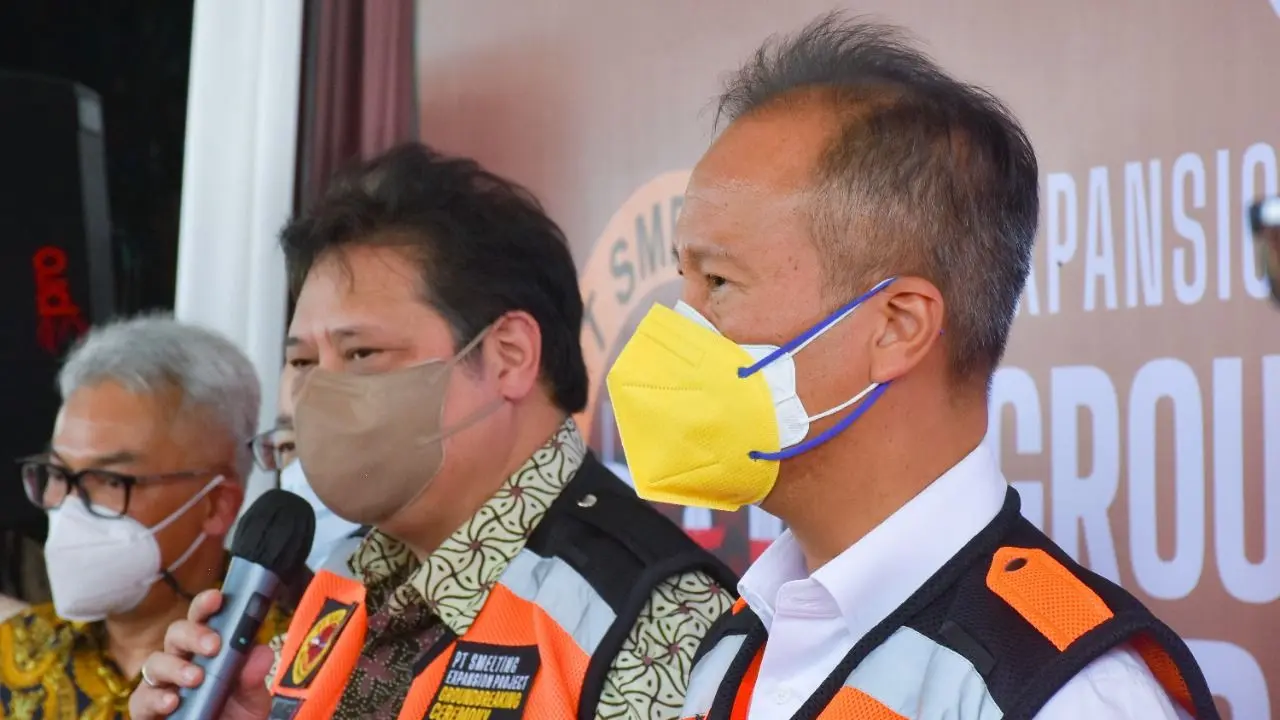 Menteri Perindustrian Agus Gumiwang Kartasasmita dan Menteri Koordinator Bidang Perekonomian Airlangga Hartarto di Surabaya, Minggu (20/2/2022). (Dok Kemenperin)