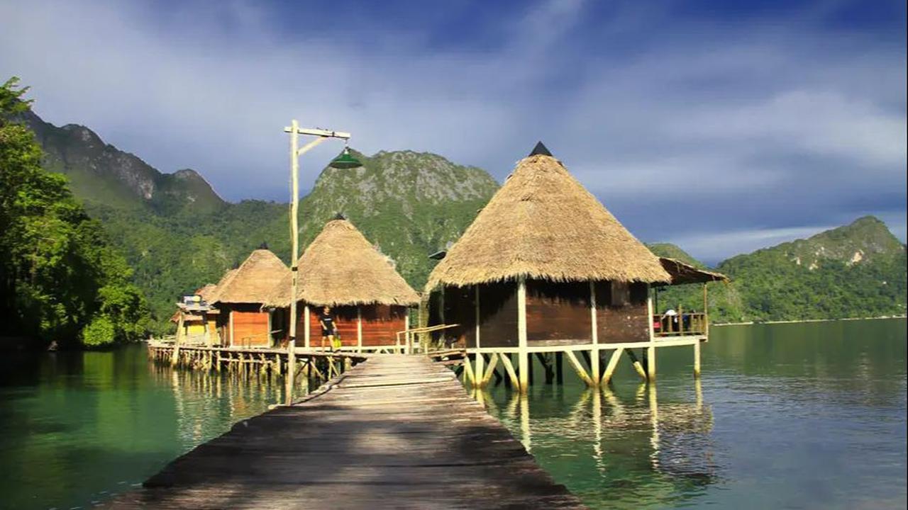 3. Pantai Ora, Maluku