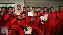 Tim Drum Band Putra Provinsi Banten mengekspresikan kegembiraan usai memastikan meraih emas nomor LKKB 4000 meter PON XIX Jabar di Stadion Pakansari, Bogor, Rabu (14/9). Ini emas pertama Banten di PON XIX Jabar. (Liputan6.com/Helmi Fithriansyah)