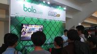 Pengunjung booth Bola.com bermain Tekken 7, sebelum menyaksikan pertarungan ONE Championship di Istora Senayan, Sabtu (19/1/2019). (Bola.com/Wiwig Prayugi)