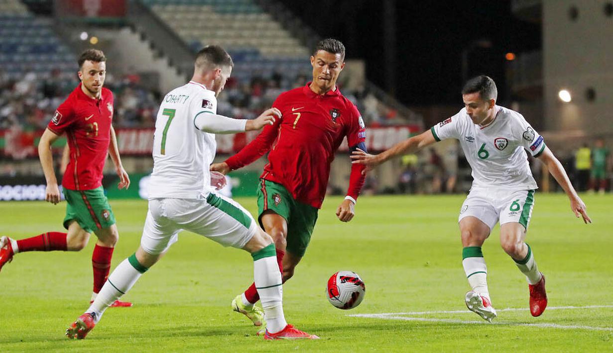 Cristiano Ronaldo menjadi pahlawan dengan memborong dua gol kemenangan Portugal yang ia ciptakan di akhir babak kedua. (Foto: AP/Armando Franca)