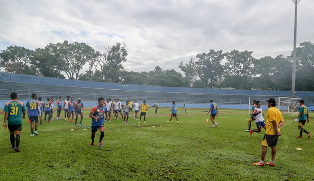 Sejumlah pemain Arema Cronus menggelar latihan di Stadion Gajayana, Malang, Sabtu pagi (17/1/2015). Arema Cronus akan berhadapan dengan Mitra Kukar di penyishan Grup B SCM Cup 2015. (Liputan6.com/Faizal Fanani)