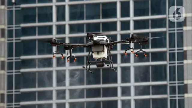 FOTO: Drone Semprotkan Cairan Disinfektan di Jalanan Jakarta