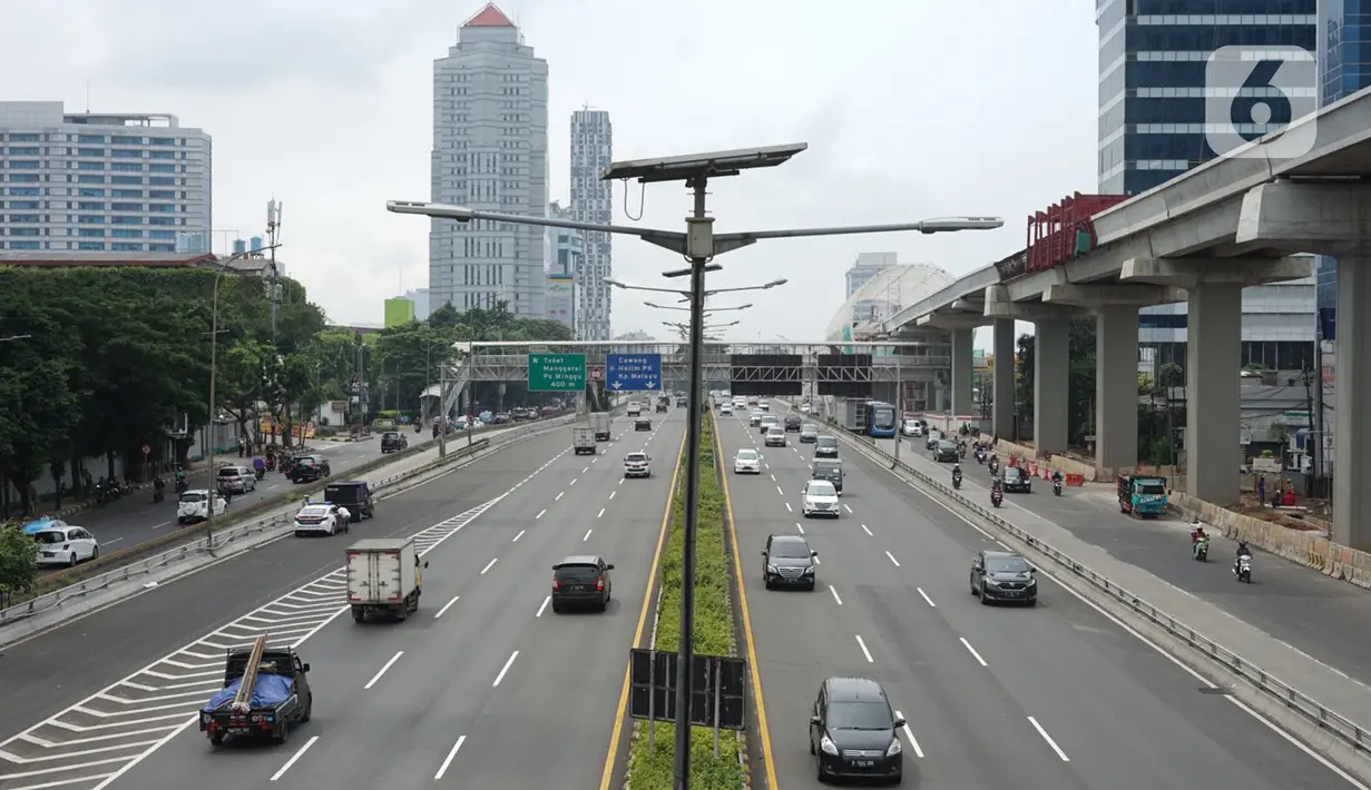 Arus lalu lintas di jalan tol dalam kota dan Jalan Gatot Soebroto, Jakarta, Selasa (21/4/2020). Adanya penerapan Pembatasan Sosial Berskala Besar (PSBB) membuat volume arus lalu lintas Ibu Kota relatif berkurang, meskipun masih ditemukan kemacetan di sejumlah titik. (Liputan6.com/Immanuel Antonius)