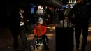 Penumpang tiba di stasiun kereta api Beijing Barat menjelang liburan Tahun Baru Imlek di Beijing, Kamis (27/1/2022). Tahun Baru Imlek 2022 yang jatuh pada 1 Februari mendatang akan jadi tahun shio macan. (AFP/Noel Celis)