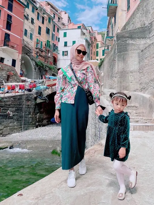 Destinasi lain yang kunjungi Sheza Idris saat liburan ke Italia adalah Cinque Terre. Berfoto dengan putri pertamanya, Sheza Idris tampil girly dengan puffy long sleeve bermotif dengan gaya 90an. Dipadukan dengan midi skirt hijau yang serasi dengan outline motif. (instagram/shezaidris)