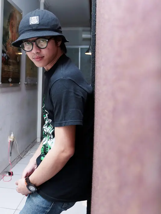 "Kalau konflik percintaan pasti sudah tau, akhirnya kenapa harus Silariang (Kawin Lari)," kata Bisma ditemui saat mengisi suara atau dubbing di kawasan Tebet, Jakarta Selatan baru-baru ini. (Deki Prayoga/Bintang.com)