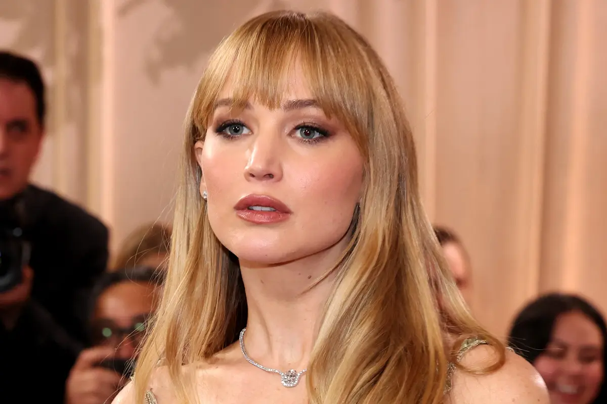 Jennifer Lawrence Kejutkan Karpet Merah Golden Globes 2026, Seksi dengan Gaun Transparan