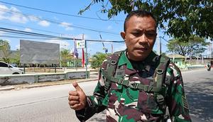 Ayah Prada Lucky Namo, Serma Christian Namo saat mendatangi kantor Denpom Kupang (Liputan6.com/ Ola Keda)