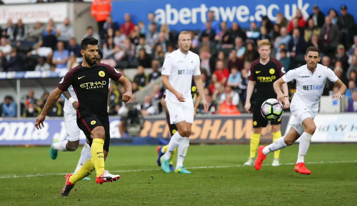 Aksi Penyerang Manchester City, Sergio Aguero (kiri) saat mencetak gol ke gawang Swansea City  pada lanjutan Premier League di Stadion Liberty, Swansea, Sabtu (24/9/2016). (AFP/Adrian Dennis)