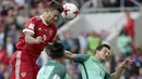 Pemain Rusia, Fedor Smolov (atas) berebut bola dengan para pemain Portugal pada laga grup A Piala Konfederasi 2017 di Spartak Stadium, Moscow, (21/6/2017). Portugal menang 1-0. (AP/Ivan Sekretarev)