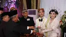 Gibran Rakabuming dan Selvi Ananda memamerkan buku nikahnya. (Galih W. Satria/Bintang.com)